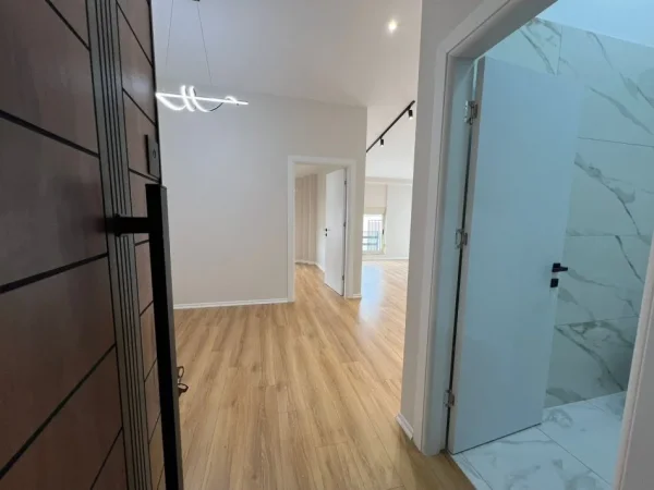 Durres, shitet apartament 1+1+Ballkon Kati 8, 68 m² 90.000 € (Rruga Pavaresia)
