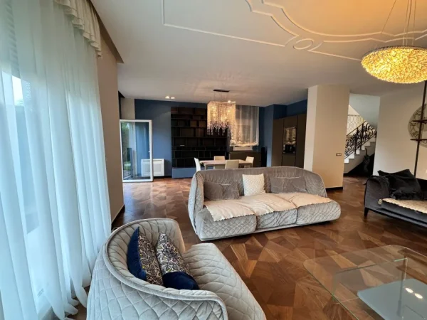 Durres, shitet Vile 4+1 Kati 1, 278 m² 980.000 € (Gjiri i Lalzit)