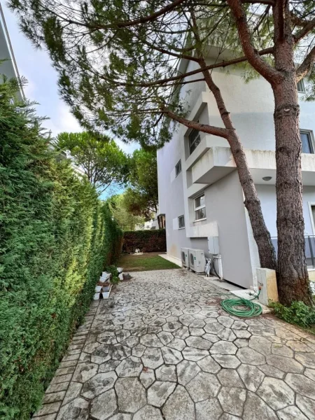 Durres, shitet Vile 4+1 Kati 1, 278 m² 980.000 € (Gjiri i Lalzit)