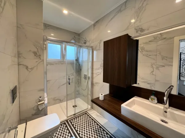 Durres, shitet Vile 4+1 Kati 1, 278 m² 980.000 € (Gjiri i Lalzit)