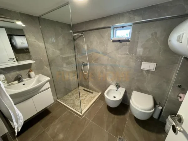 Korce, jepet me qera apartament 2+1+Ballkon Kati 1, 100 m² 250 € (Km 5 Korçë - Pogradec (Biranj))