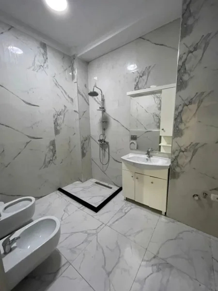 Tirane, jepet me qera ambjent biznesi Kati 2, 850 € 