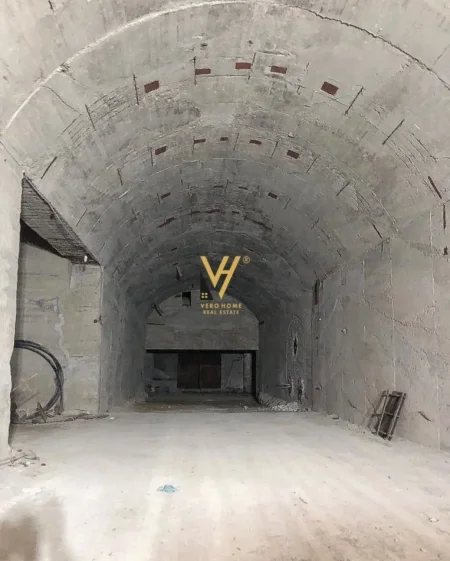 Tirane, jepet me qera ambjent biznesi Kati 0, 6.000 m² 8.000 € (SHKOZE)