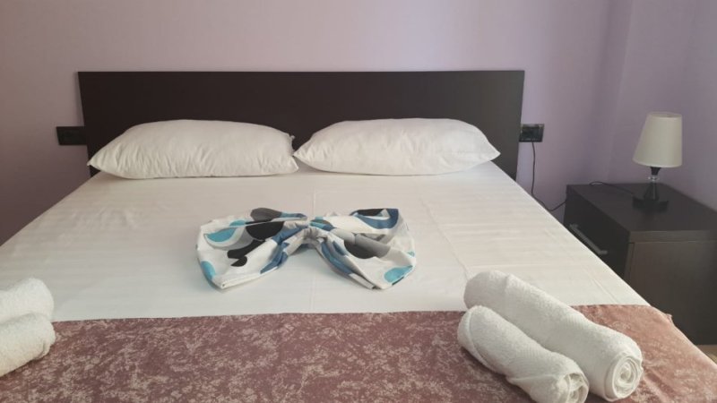 Tirane, jepet me qera apartament 2+1+Ballkon Kati 3, 80 m² 800 € (Komuna e Parisit)