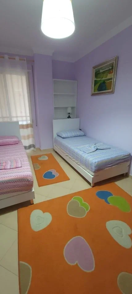 Tirane, jepet me qera apartament 2+1+Ballkon Kati 3, 80 m² 800 € (Komuna e Parisit)