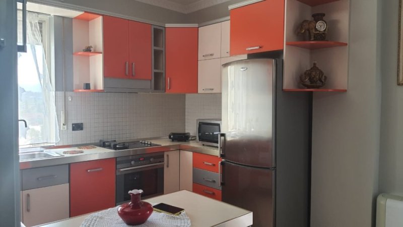 Tirane, jepet me qera apartament 2+1+Ballkon Kati 3, 80 m² 800 € (Komuna e Parisit)