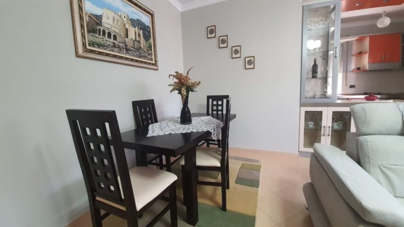 Tirane, jepet me qera apartament 2+1+Ballkon Kati 3, 80 m² 800 € (Komuna e Parisit)