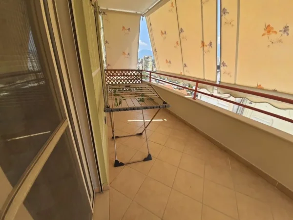 Tirane, jepet me qera apartament 2+1+Ballkon Kati 3, 80 m² 800 € (Komuna e Parisit)
