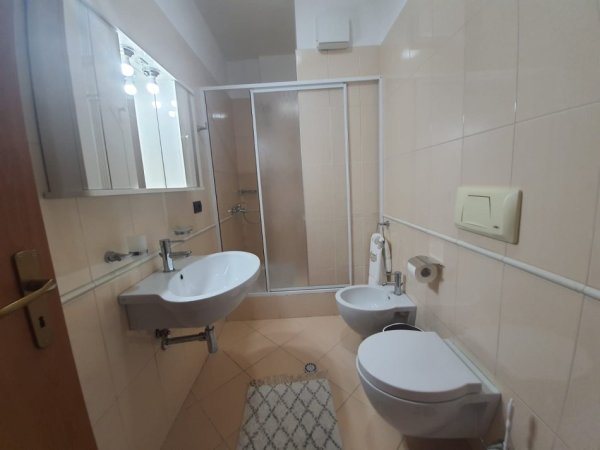 Tirane, jepet me qera apartament 2+1+Ballkon Kati 3, 80 m² 800 € (Komuna e Parisit)