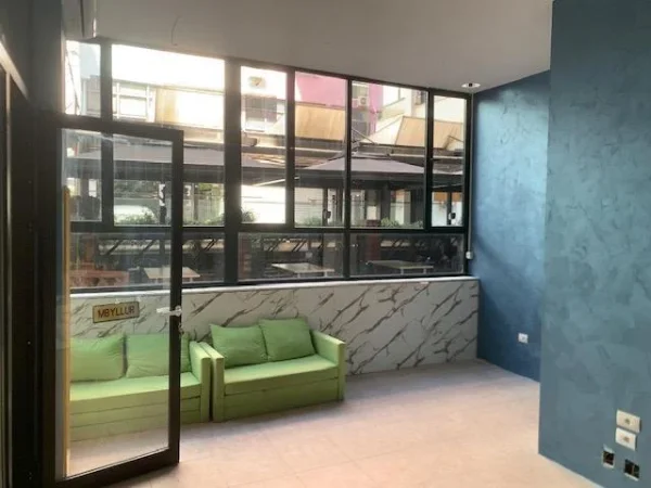 Tirane, jepet me qera ambjent biznesi Kati 0, 40 m² 500 € (ISH EKSPOZITA)