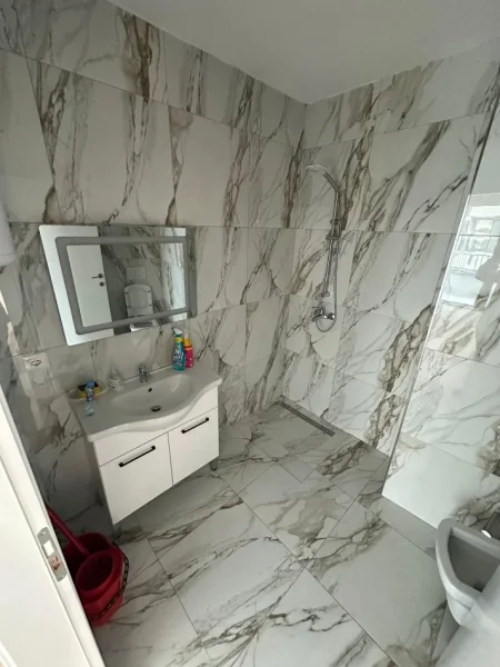 Tirane, jepet me qera zyre Kati 4, 200 m² 1.500 € (Rruga e Kosovareve)