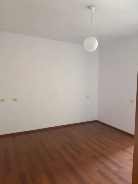 Tirane, jepet me qera apartament 2+1+Aneks+Ballkon Kati 6, 110 m² 600 € (Bulevardi Zogu i 1 . prane new york bar)