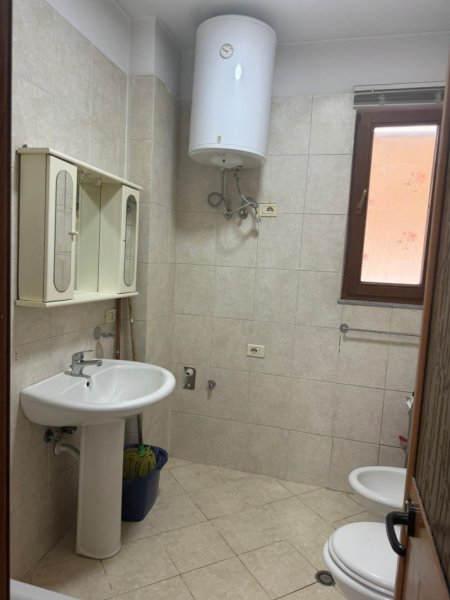 Tirane, jepet me qera apartament 2+1+Aneks+Ballkon Kati 6, 110 m² 600 € (Bulevardi Zogu i 1 . prane new york bar)