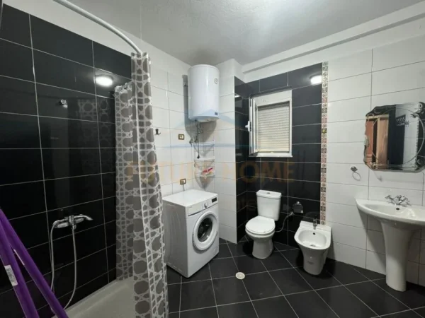 Korce, jepet me qera apartament 1+1+Ballkon Kati 3, 80 m² 300 € (Lagjia 9)
