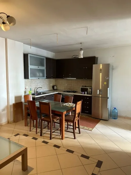 Tirane, jepet me qera apartament 2+1+Ballkon Kati 2, 95 m² 600 € (RRUGA E DIBRES)