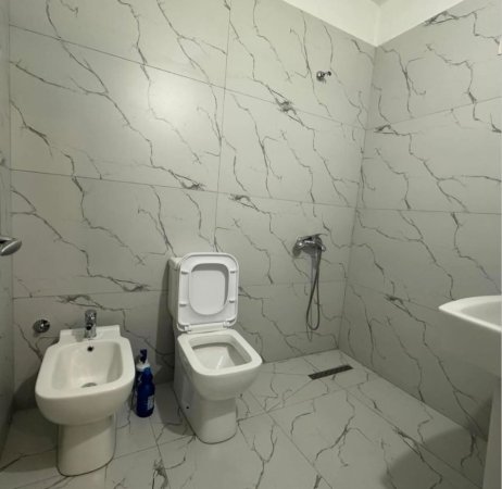 Tirane, jap me qera garsonier 1+1 , 40 m² 200 € (Dino Kalenja , paskuqan 2)