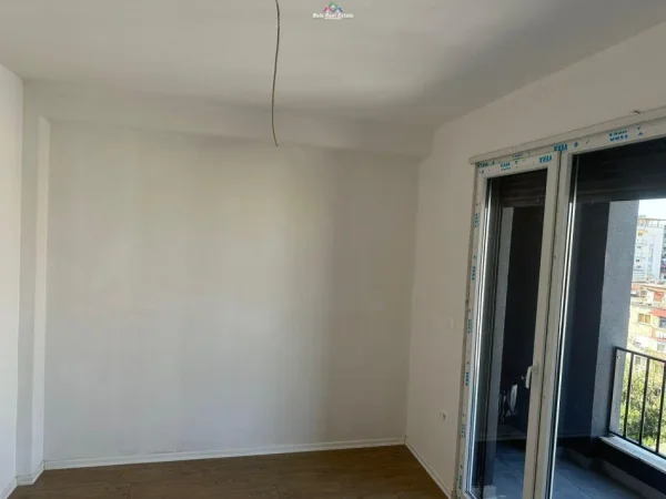Tirane, jepet me qera zyre Kati 6, 74 m² 600 € (ali demi)