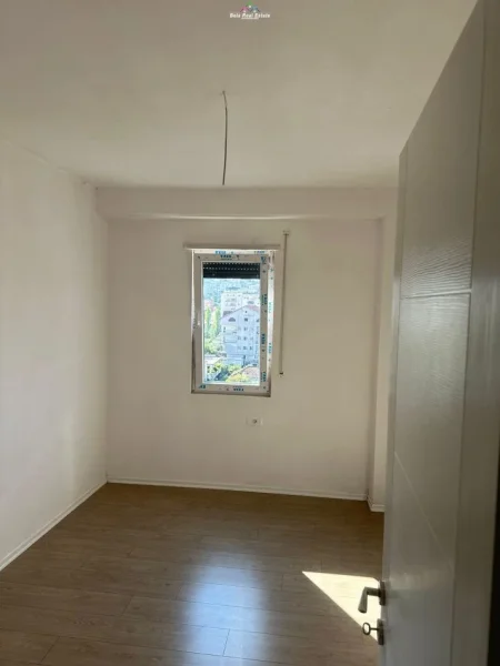 Tirane, jepet me qera zyre Kati 6, 74 m² 600 € (ali demi)