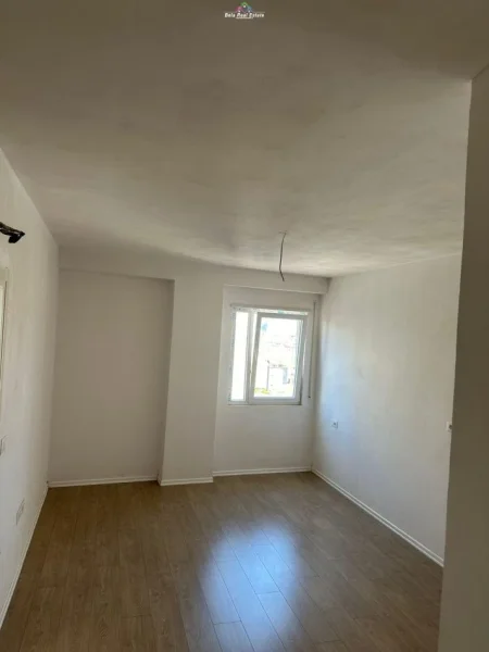 Tirane, jepet me qera zyre Kati 6, 74 m² 600 € (ali demi)