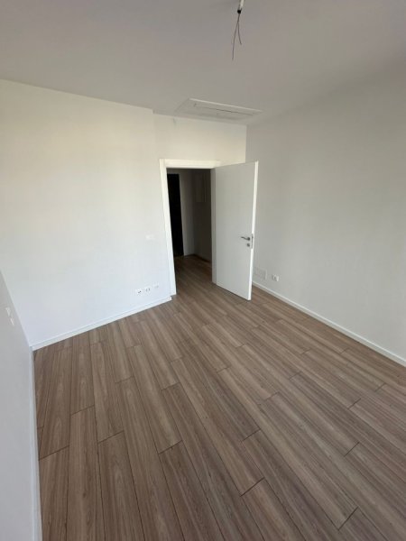 Tirane, jepet me qera ambjent biznesi Kati 2, 62 m² 700 € (Rruga e Kosovareve)