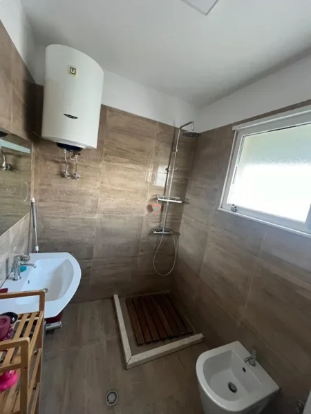 Tirane, jepet me qera apartament 2+1 Kati 3, 100 m² 700 € (Kopshti zoologjik)
