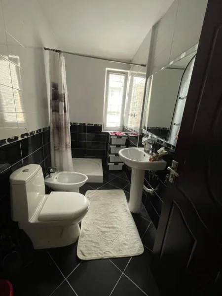 Tirane, jepet me qera apartament 2+1+Ballkon Kati 4, 100 m² 470 € (ASTIR)