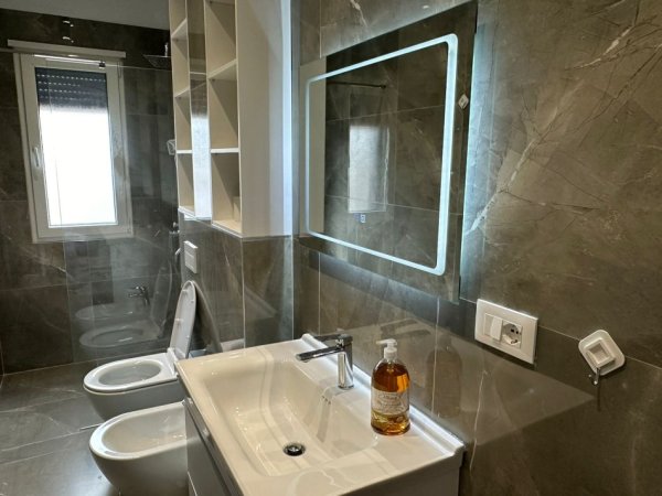 Tirane, jepet me qera apartament 2+1+Ballkon Kati 3, 97 m² 750 € (Kodra e Diellit)