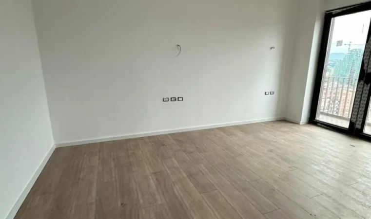 Tirane, jepet me qera ambjent biznesi Kati 8, 100 m² 1.200 € (tek Ish-Fusha e Aviacionit)