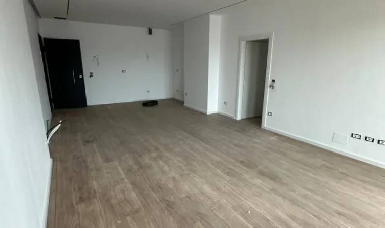 Tirane, jepet me qera ambjent biznesi Kati 8, 100 m² 1.200 € (tek Ish-Fusha e Aviacionit)