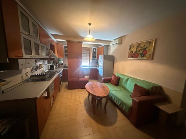 Tirane, shiten 3 apartamente, Kati 5, 185 m² 231.000 € (Blloku i Ambasadave)