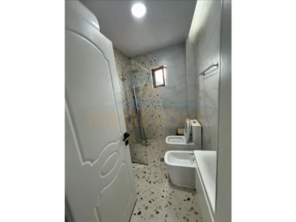 Korce, jepet me qera apartament 2+1 Kati 4, 65 m² 400 € (Lagjia 12)