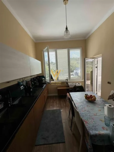 Tirane, shitet apartament 4+1+Ballkon Kati 6, 176 m² 415.000 € (LIQENI I THATE)