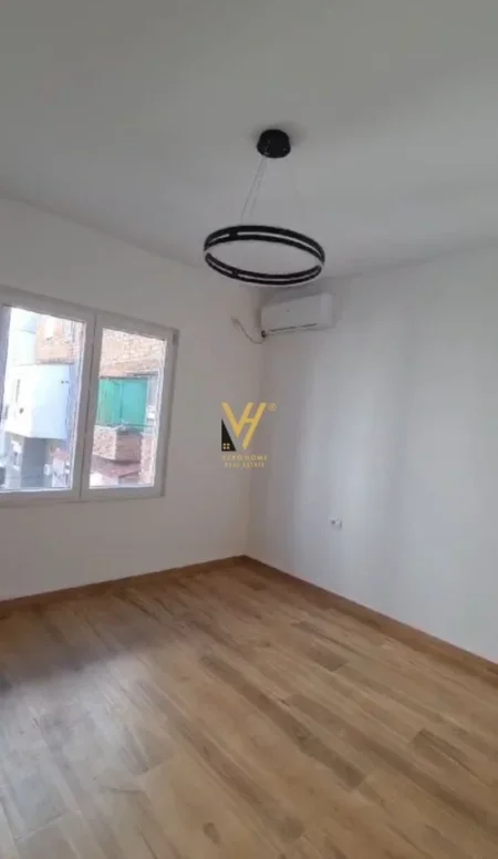 Tirane, jepet me qera zyre Kati 4, 85 m² 800 € (BULEVARDI ZOGU I PARE)