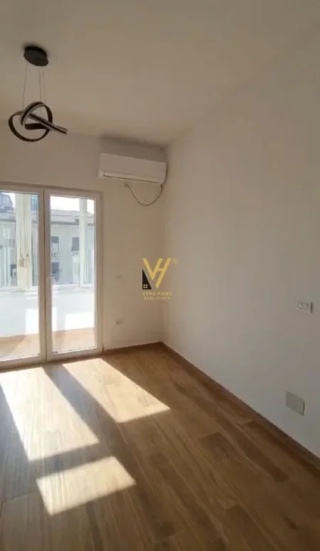 Tirane, jepet me qera zyre Kati 4, 85 m² 800 € (BULEVARDI ZOGU I PARE)