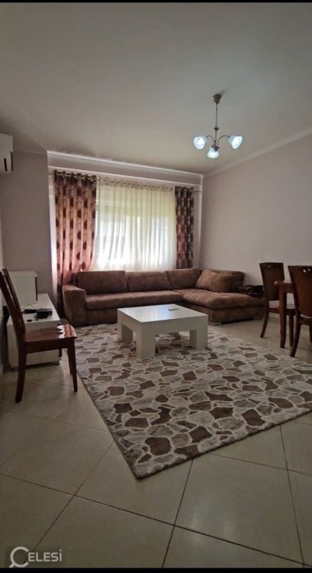 Tirane, jepet me qera apartament 1+1+Ballkon Kati 8, 60 m² 400 € (KOMBINAT)