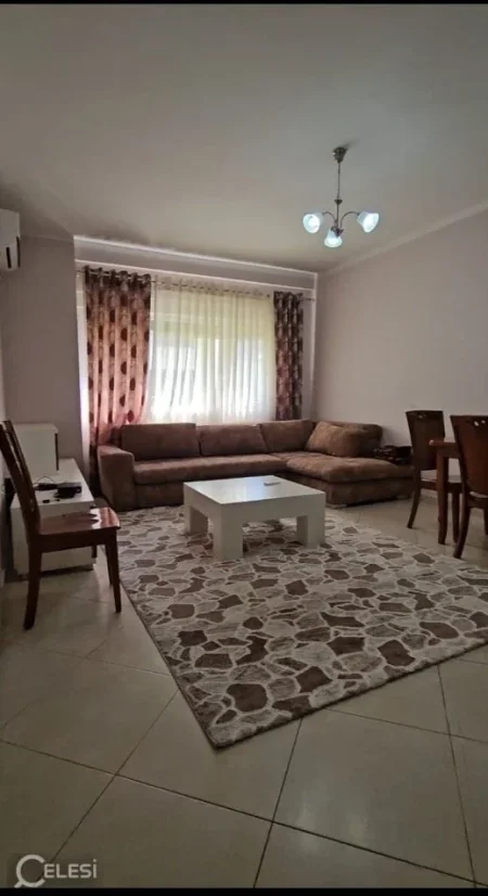 Tirane, jepet me qera apartament 1+1+Ballkon Kati 8, 60 m² 400 € (KOMBINAT)