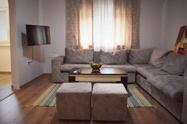 Tirane, jepet me qera apartament 2+1+Ballkon Kati 1, 75 m² 600 € (21 DHJETORI)