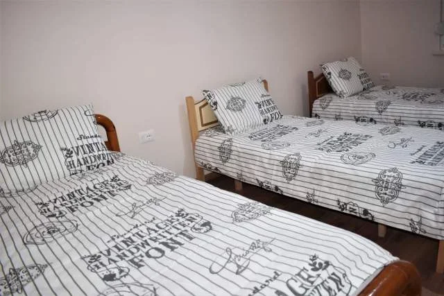 Tirane, jepet me qera apartament 2+1+Ballkon Kati 1, 75 m² 600 € (21 DHJETORI)