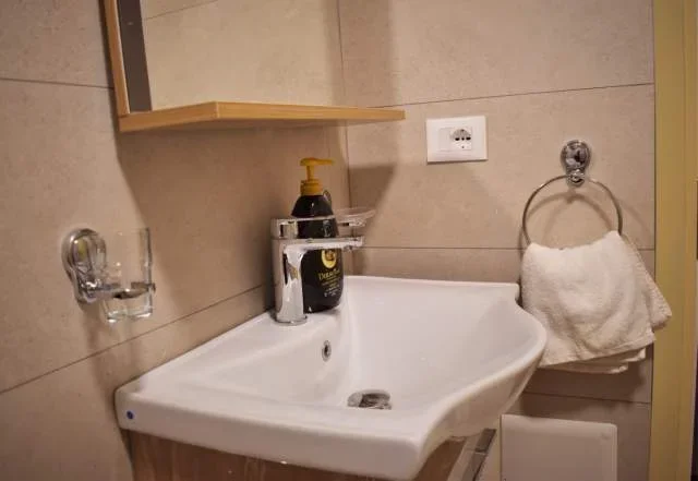 Tirane, jepet me qera apartament 2+1+Ballkon Kati 1, 75 m² 600 € (21 DHJETORI)