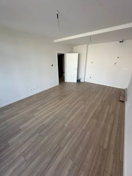 Tirane, jepet me qera apartament 1+1+Ballkon Kati 2, 65 m² 650 € (Liqeni Artificial)