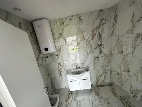 Tirane, jepet me qera zyre Kati 3, 130 m² 1.500 € (Liqeni Artificial)
