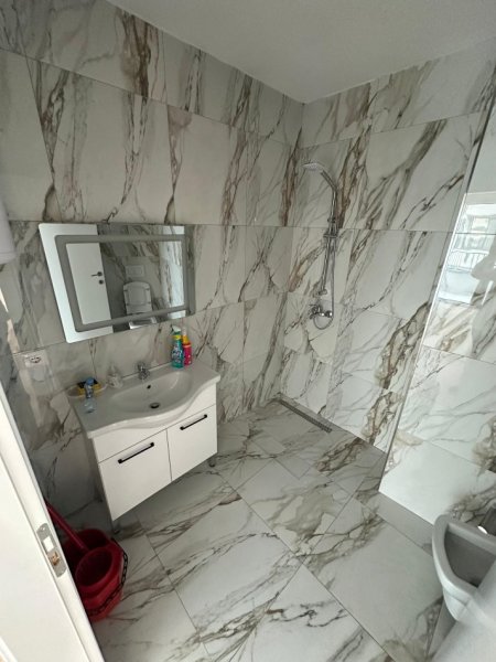 Tirane, jepet me qera zyre Kati 3, 130 m² 1.500 € (Liqeni Artificial)