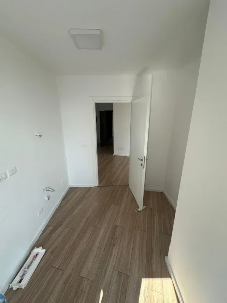 Tirane, jepet me qera zyre Kati 3, 130 m² 1.500 € (Liqeni Artificial)