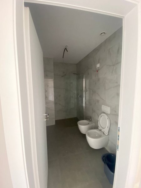 Shqiperi, jepet me qera zyre Kati 3, 124 m² 1.100 € (Liqeni Artficial)