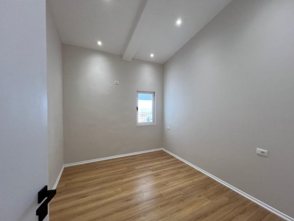 Durres, shitet apartament 1+1+Ballkon Kati 8, 75 m² 97.000 € (Durres)