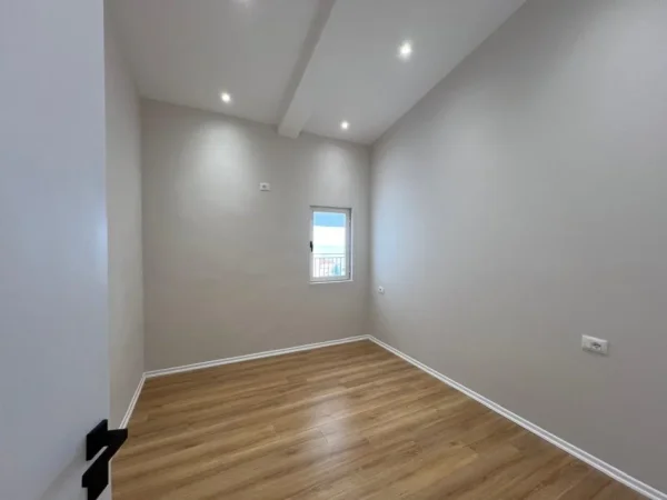 Durres, shitet apartament 1+1+Ballkon Kati 8, 75 m² 97.000 € (Durres)