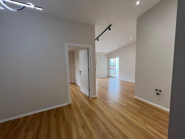Durres, shitet apartament 1+1+Ballkon Kati 8, 68 m² 90.000 € (Durres)