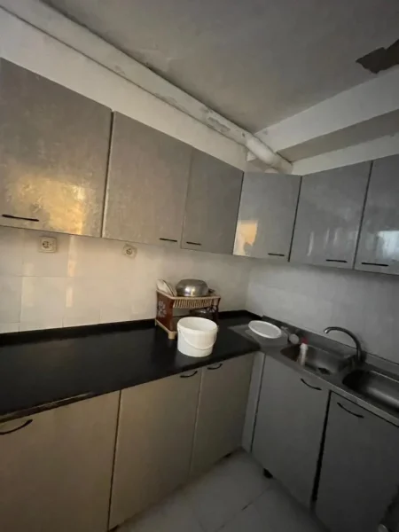 Tirane, jepet me qera apartament 3+1 Kati 3, 100 m² 600 € (Ministria e Drejtesis)