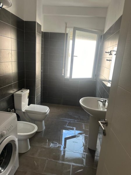 Tirane, jepet me qera apartament 1+1 Kati 3, 80 m² 350 € (Fresk)