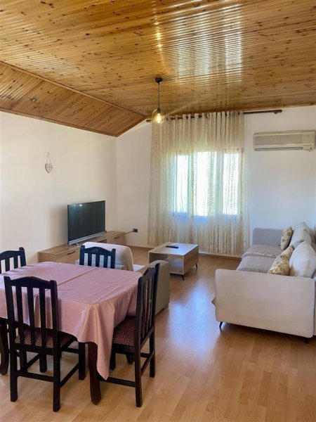 Tirane, jepet me qera apartament 2+1+Ballkon Kati 3, 100 m² 500 € (Laprake , 2 minuta nga universiteti zoja e keshillit te mire)